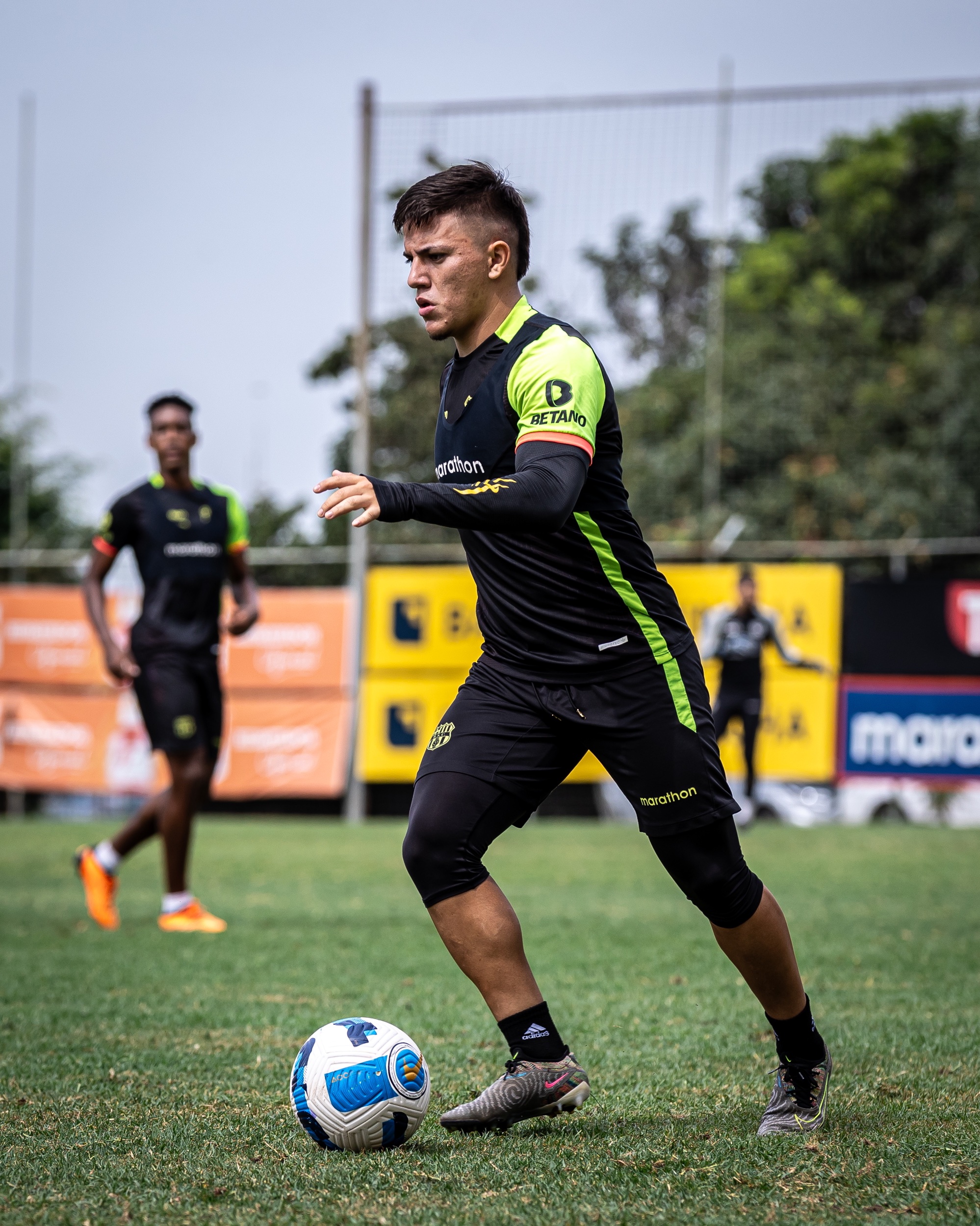 Práctica de fútbol en la cancha alterna Barcelona Sporting Club